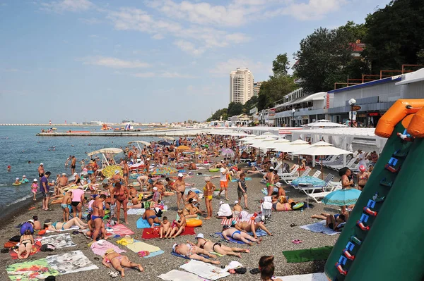 Городской пляж в городе Сочи с большим количеством людей — стоковое фото