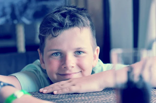 Portret van een jongen van 10 jaar met een zon-verbrande neus — Stockfoto