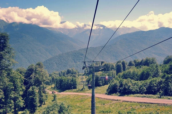 Seilbahn mit offenen Kabinen in den Bergen des Kaukasus — Stockfoto