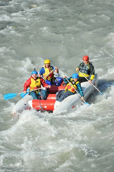 Turystów, rafting na rzece górskiej Mzymta na katamaran — Zdjęcie stockowe