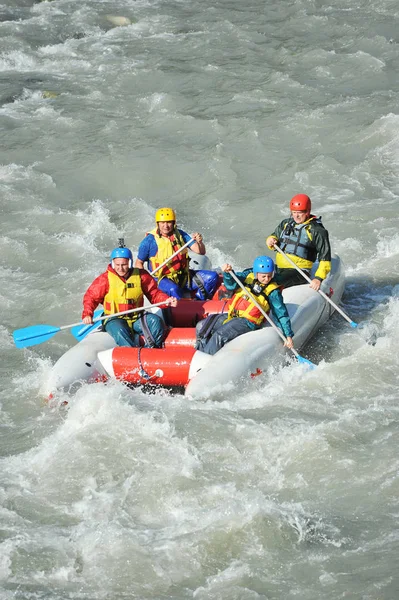 Mzımta dağ nehirde bir katamaran üzerinde rafting turist