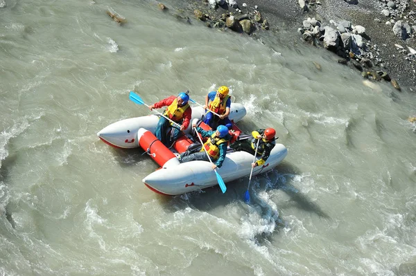 Turystów, rafting na rzece górskiej Mzymta na katamaran — Zdjęcie stockowe