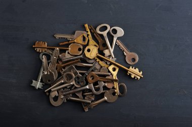 büyük bir yığın içinde yığılı kilit anahtarları