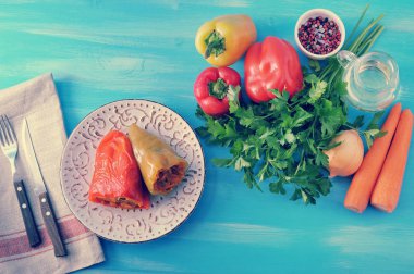 Havuç ve otlar ve malzemelerin bl üzerine biber dolması