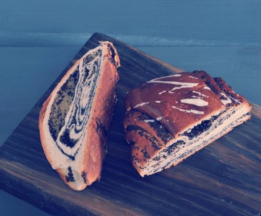 ahşap üzerinde ikiye böldüm haşhaş tohumu ile rulo 