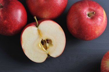 karanlık bir rustik ahşap arka plan üzerinde kırmızı olgun elma 