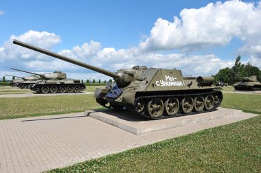Tank savaşı sonra Sovyet tank Su-100 Prohorovka alan