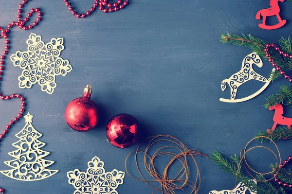Holiday bakgrund - jul leksaker och pärlor med jul tre — Stockfoto