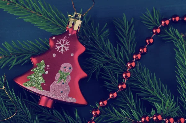 Tło wakacje - Boże Narodzenie zabawki i Koraliki z Boże Narodzenie tre — Zdjęcie stockowe