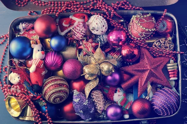 Mala vintage com decorações festivas de Natal para o Chri — Fotografia de Stock