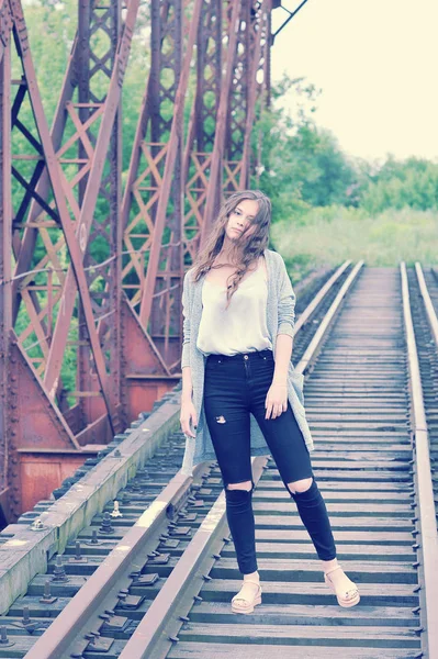 Flicka Tonåring med henne ned hår i jeans — Stockfoto