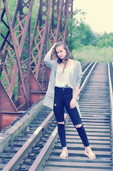 Menina adolescente com seu cabelo em jeans — Fotografia de Stock