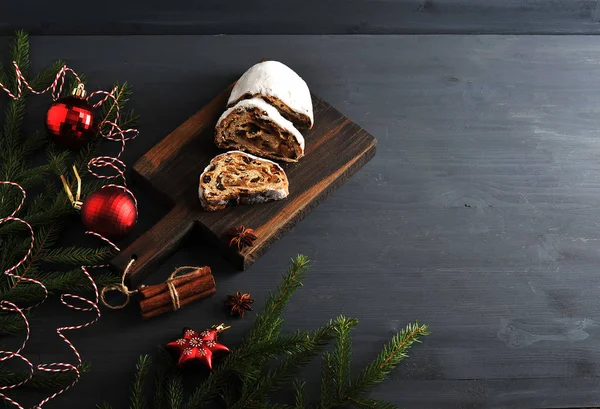 Traditioneller Weihnachtskuchen mit Rosinen und Nüssen mit Baumzweigen — Stockfoto