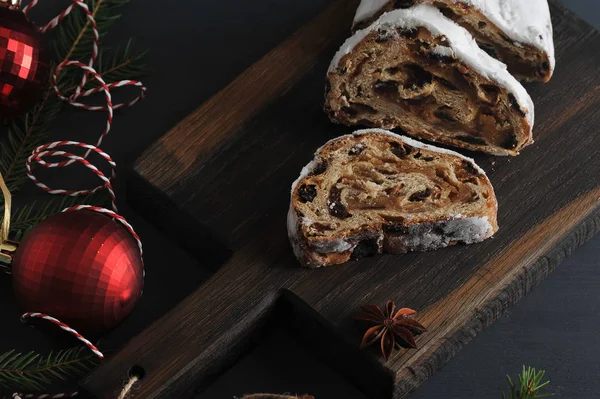 Pastel de Navidad tradicional con pasas y nueces con rama de árbol — Foto de Stock