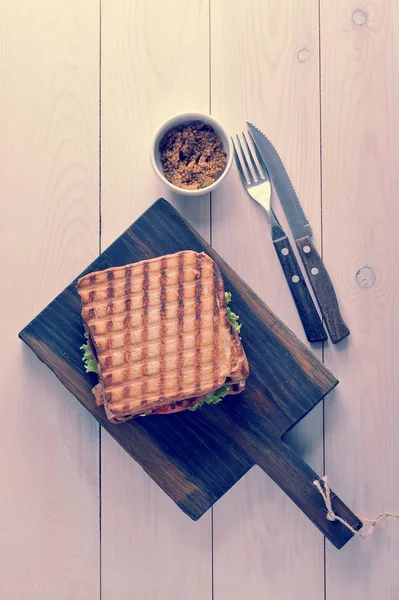 Sándwich con pan a la parrilla con mostaza Dijon francesa en un bosque — Foto de Stock
