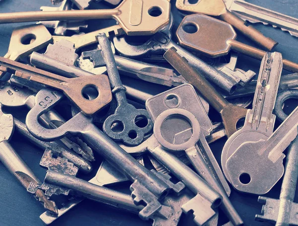 Nøgler til låsene stablet op i en stor bunke - Stock-foto