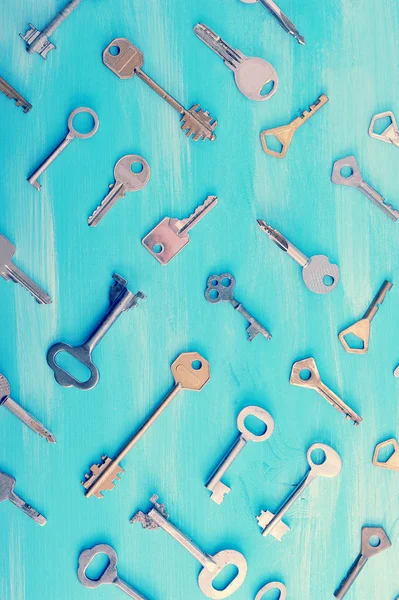 Sfondo da varie chiavi su uno sfondo di legno blu — Foto Stock