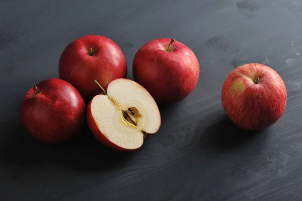 Rode rijpe appels op een donkere rustieke houten achtergrond — Stockfoto