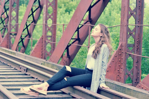 Mädchen Teenager sitzt mit geschlossenen Augen — Stockfoto