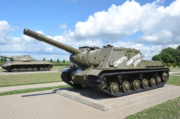 Char soviétique ISU-152 sur le champ de Prokhorovka après la bataille de chars o — Photo