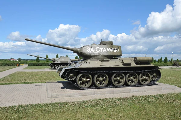 Soviet tank T-34 on Prokhorovka field after the tank battle of K — Stock Photo, Image