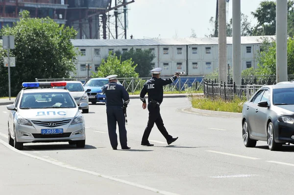 Polis belgeleri - yol p RAID denetlemek için araba durdurmak — Stok fotoğraf