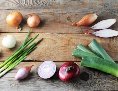 Soğanlı bir kaba ahşap arka plan üzerinde farklı türleri