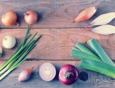 Soğanlı bir kaba ahşap arka plan üzerinde farklı türleri 