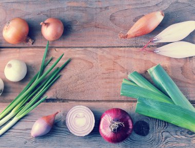 Soğanlı bir kaba ahşap arka plan üzerinde farklı türleri 