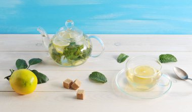 çay limon ve nane ahşap arka plan üzerinde cam kap içinde