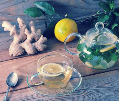 çay bardak kupa zencefil kökü, limon ve nane - maddeler 