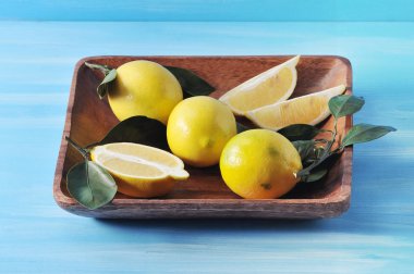 bir kare ahşap plaka üzerinde yaprakları ile sarı limon grubu 