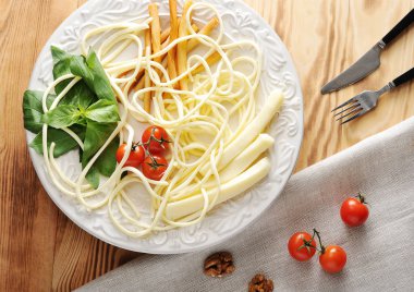 peynir domates ve fesleğen - Suluguni, Chechil, s plaka üzerinde