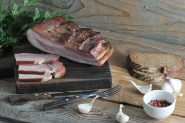 füme kıyılmış domuz loin, maydanoz, sarımsak, çavdar ekmeği ve çatal bıçak takımı