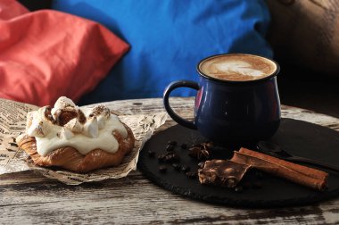 Sabah kahvaltı Cafe cappuccino bir kupa süt köpüğü ile 