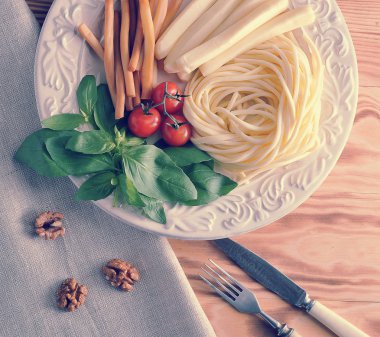 Fesleğen ve kiraz domates ile bir kasede peynir türleri