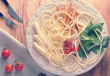 Fesleğen ve kiraz domates ile bir kasede peynir türleri