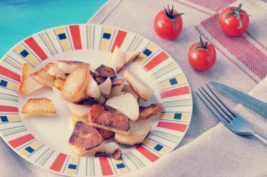 Plaka üzerinde harika altın rengi patatesler