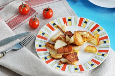 Plaka üzerinde harika altın rengi patatesler