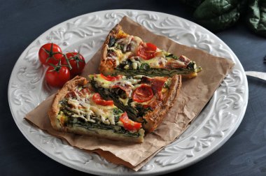 yumurta, taze ıspanak, domates, jambon ve peynir ile dilimlenmiş pasta