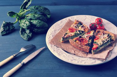 Yumurta, taze ıspanak, domates ve pastırma ile Fransız kiş