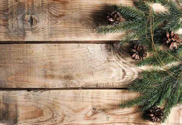 Weihnachten Hintergrund mit Fichtenzweigen und Zapfen — Stockfoto