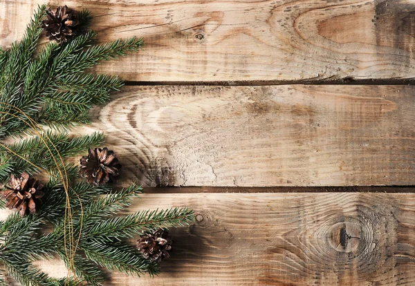 Weihnachten Hintergrund mit Fichtenzweigen und Zapfen — Stockfoto