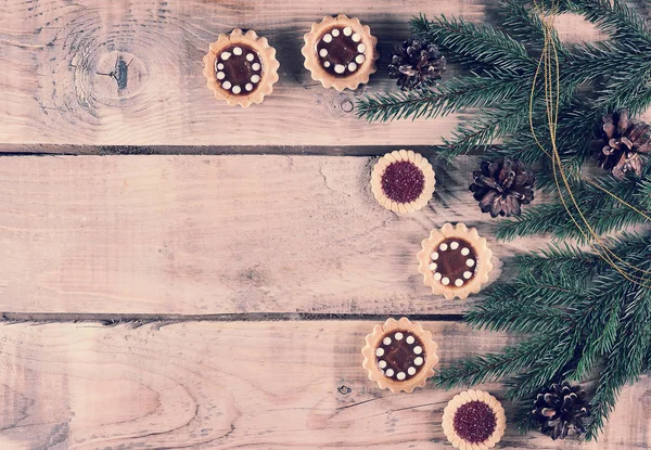 Jul bakgrund med spruce grenar och kottar med cookies — Stockfoto