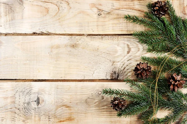 Vánoční pozadí s smrkové větve a kužely — Stock fotografie