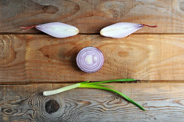 Cebollas enojadas - cebollas de diferentes variedades en ba rústica de madera — Foto de Stock