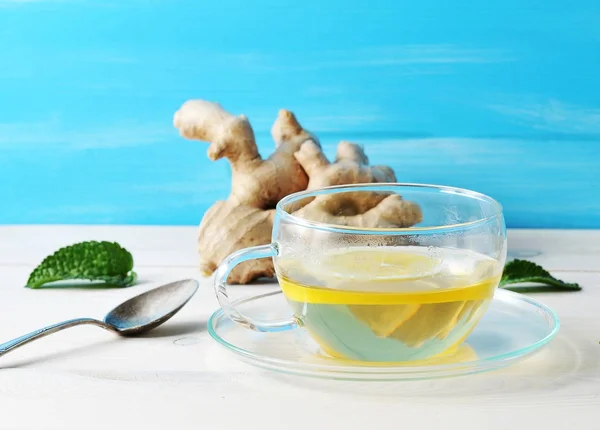 Tea with lemon and mint in a glass container in the background — Stock Photo, Image