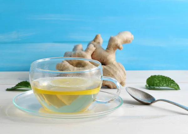 Tea with lemon and mint in a glass container in the background — Stock Photo, Image