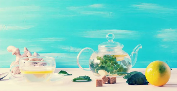 Tea with lemon, ginger and mint in a glass container — Stock Photo, Image