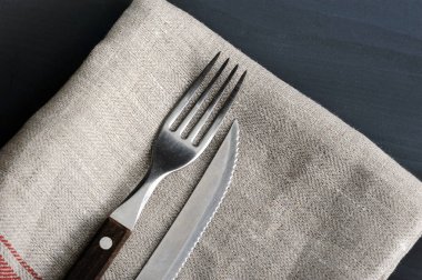 bıçak ve çatal keten masa örtüsü üzerinde 